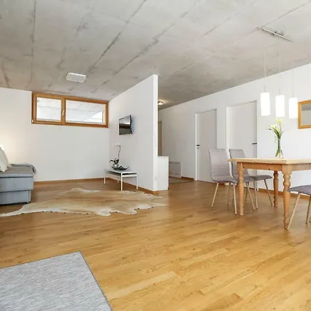 Lägenhet Gartenwohnung In Praemierter Wohnanlage *